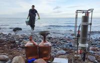Ein Jahr lang beprobten Forschende, wie hier gezeigt, zweimal pro Woche 14 Probenpunkte an Warnow und Ostsee, analysierten das Mikrobiom und erfassten zusätzlich Umweltparameter.
