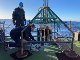 Olaf Dellwig und Helge Arz nehmen Sedimentproben mit dem Multicorer (Foto: Laura Epp, Uni Konstanz)