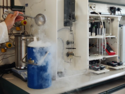 Purge-and-Trap-Anlage im Labor zum Messen von Methan und Lachgas; hier wird das Kältebad aufgefüllt