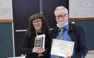 Dr. Rebecca Asch (l.), Professorin an der East Carolina University und Expertin für marine Fischerei, überreicht den SPF Career Contribution Award an Dr. Jürgen Alheit (r.).