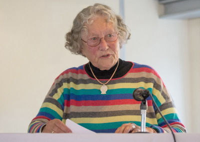 Dr. Irmtraud Hempel presenting the book “Klüger nutzen, besser schützen” (Use smarter, protect better) in September 2017 on the MS Oceana.