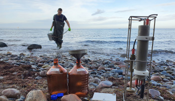 For a year, researchers took samples twice a week from 14 sampling points on the Warnow and the Baltic Sea, as shown here, analysed the microbiome and recorded environmental parameters.