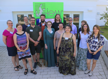 Gruppenfoto der Teilnehmenden des Workshop einer NFDI4Biodiversity-Netzwerkaktivität zum Thema „KI-Tools zur Metadatenextraktion in Sequenzdatenbanken“