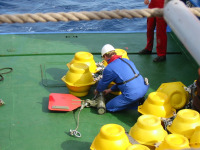 Bild 3: Die geborgenen Auftriebskörper an Deck der Poseidon.