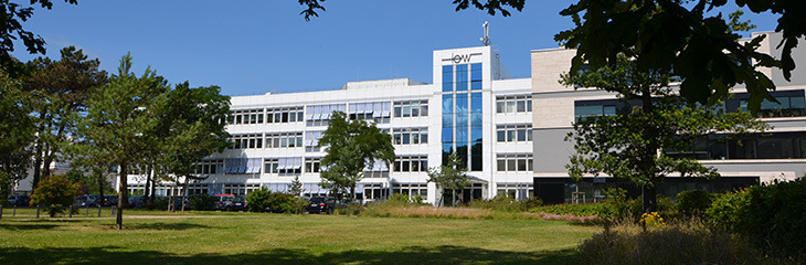 Blick vom Strand auf das Institut