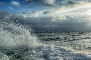 Photo of turbulent waves on the Baltic Sea during stormy weather.