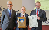 Prof. Dr. Markus Meier (Mitte) mit der Kazimierz Demel Medaille Prof. Mariusz Sapota (links), Dr. Piotr Margoński (rechts)