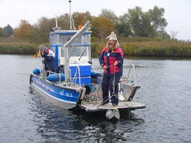 Erfinderteam Maximilian Heinz (links) Nico Günzel (Mitte) und Robert  Balduhn (rechts) mit einem ihrer Modul-Container, Foto: Beck, IOW