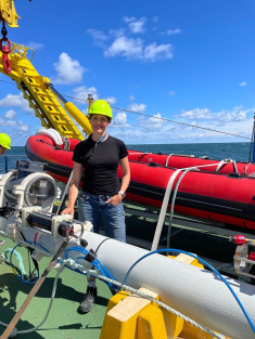 Dr. Helen Czerski vom University College London mit ihrer Spezialboje zur Beobachtung von Luftblasen
