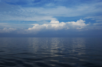 Foto von der Ostsee mit glattem Wasser und darüber einer markanten Wolkensituation