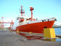 FS SONNE an der Pier im Hafen von Guam.