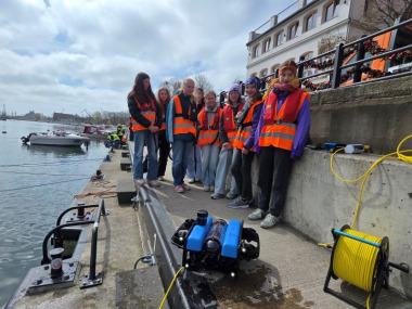 Gruppe Mädchen am Hafen am Girls' Day