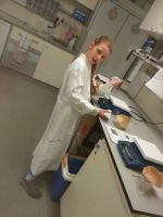 Nele filtert Mikroplastik aus Peeling.