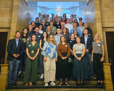 Gruppenfoto (auf einer Treppe) der Forschenden, die in Hamburg an dem Kick-off-Treffen für die beiden Forschungsprojekte ISOLUME und ALANIS teilnahmen.