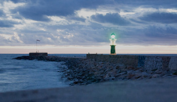 Wolkiger Abendhimmel zur "Blauen Stunde" über der Warnow-Mündung und der Ostsee bei Warnemünde, im Hintergrund das grüne Warnemünder Molenfeuer