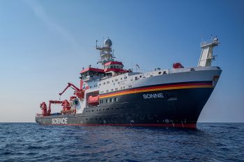 Im Fokus der aktuellen SONNE-Expedition stehen zum einen der menschenbedingte Eintrag von Schadstoffen ins Meer; zum anderen werden die Auswirkungen sauerstoffverarmter Bedingungen in der Wassersäule auf biogeochemische Stoffkreisläufe untersucht.