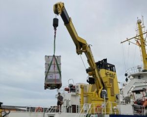 Das Forschungsschiff Elisabeth Mann Borgese wird beladen.