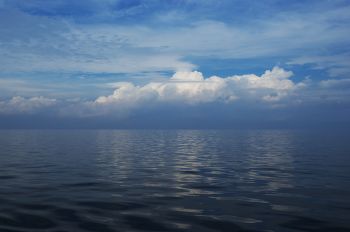 Foto von der Ostsee mit glattem Wasser und darüber einer markanten Wolkensituation
