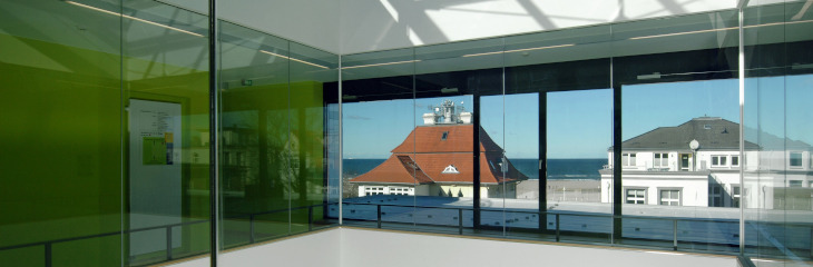 Blick vom Strand auf das Institut