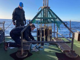 Olaf Dellwig und Helge Arz nehmen Sedimentproben mit dem Multicorer (Foto: Laura Epp, Uni Konstanz)