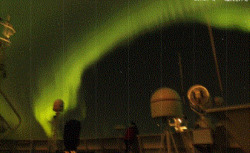 Abb. 5: Nordlicht über Peildeck (Fotos: S. Plewe)