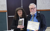 Dr Rebecca Asch (l.), professor at East Carolina University and an expert in marine fisheries, presents the SPF Career Contribution Award to Dr Jürgen Alheit (r.).