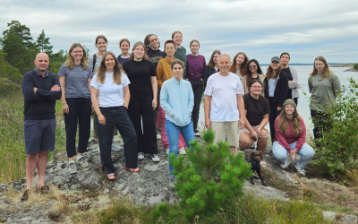 Internationale Studierende und Lehrende nehmen an der Baltic Earth Sommerschule auf der schwedischen Insel Askö teil.