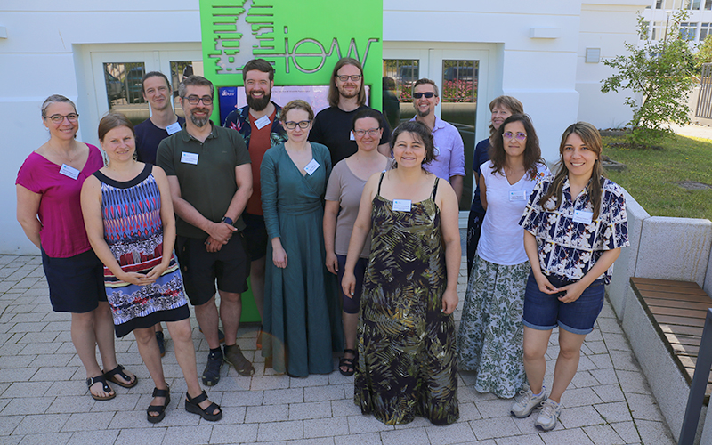 Gruppenfoto der Teilnehmenden des Workshop einer NFDI4Biodiversity-Netzwerkaktivität zum Thema „KI-Tools zur Metadatenextraktion in Sequenzdatenbanken“