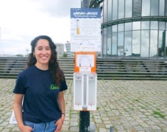 Gabriela Escobar Sanchez vor dem Hinweisschild